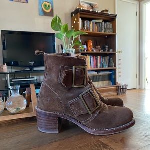 Frye Sabrina Double Buckle Boots in Wood Suede. Size 7.